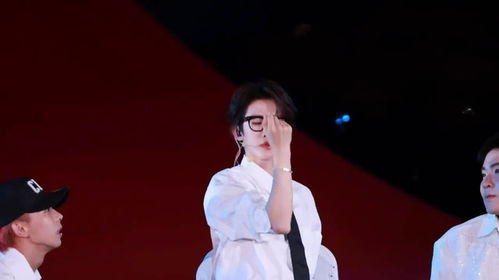 雨中綻放的藝術(shù)詩(shī)篇 劉宇在《時(shí)尚芭莎》夏日聊愈音樂企劃中的撐傘男高舞臺(tái)直拍